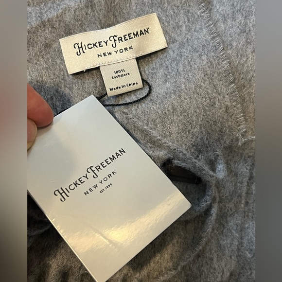 HICKEY FREEMAN 100% cashmere gray scarf. NWT - Picture 2 of 3